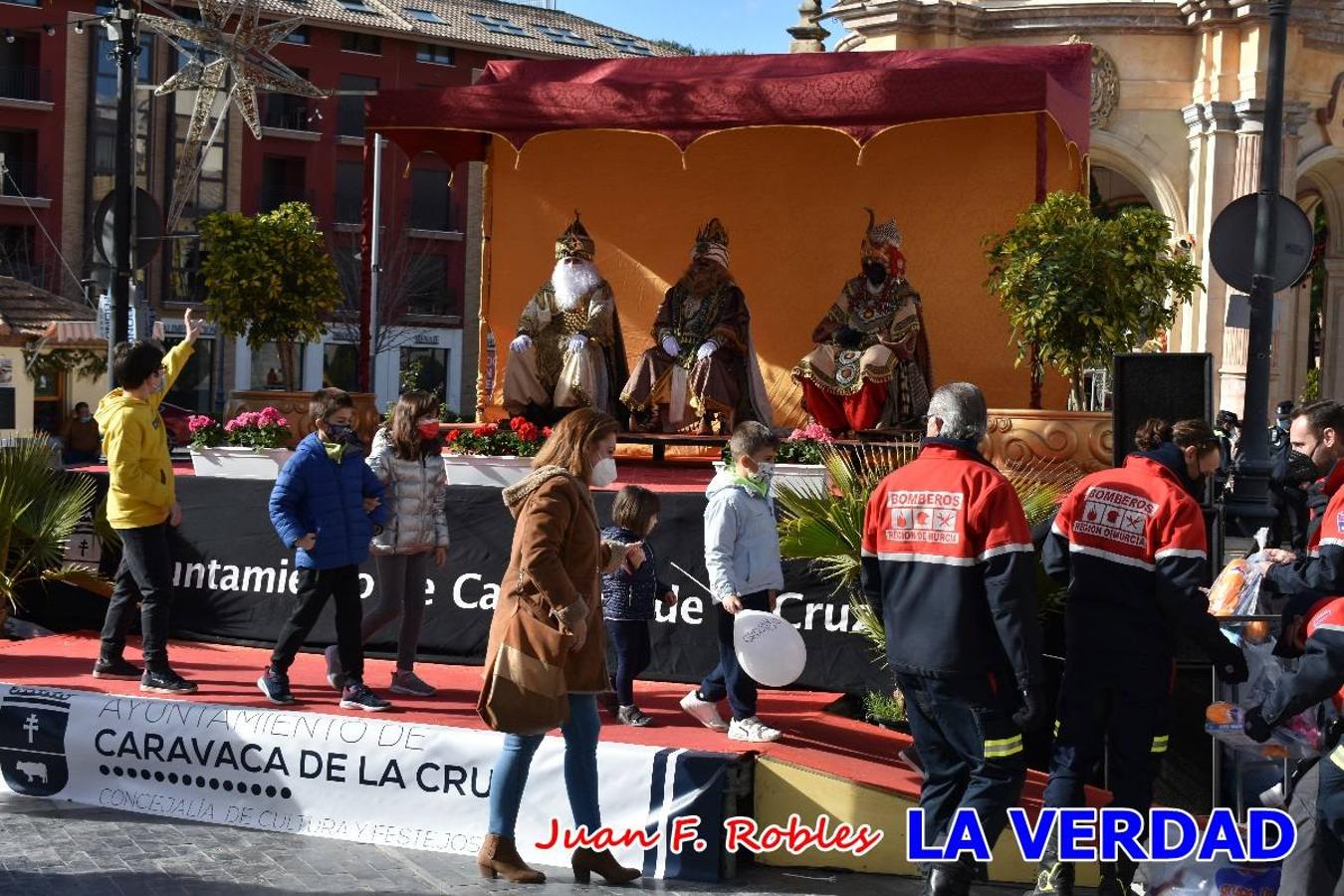 Desde las once de la mañana hasta las tres de la tarde, los Reyes Magos estuvieron en el paseo de La Corredera, de Caravaca, un espacio donde se encontraban expuestas las distintas carrozas del Cortejo Real. En este lugar y durante cuatro horas, Melchor, Gaspar y Baltasar saludaron y entregaron obsequios a quienes se acercaron a saludarlos.