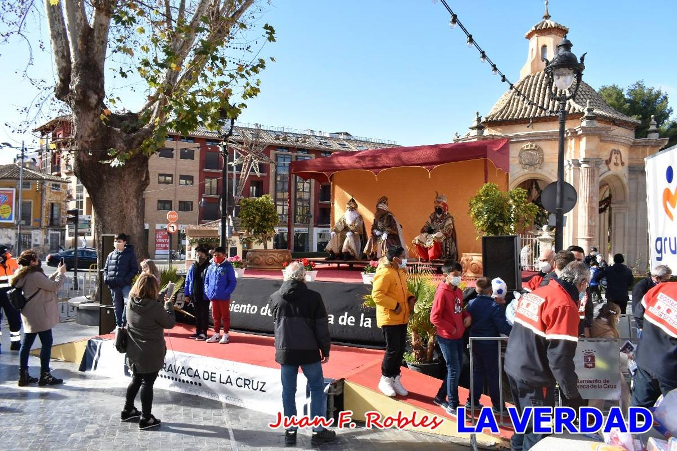 Desde las once de la mañana hasta las tres de la tarde, los Reyes Magos estuvieron en el paseo de La Corredera, de Caravaca, un espacio donde se encontraban expuestas las distintas carrozas del Cortejo Real. En este lugar y durante cuatro horas, Melchor, Gaspar y Baltasar saludaron y entregaron obsequios a quienes se acercaron a saludarlos.