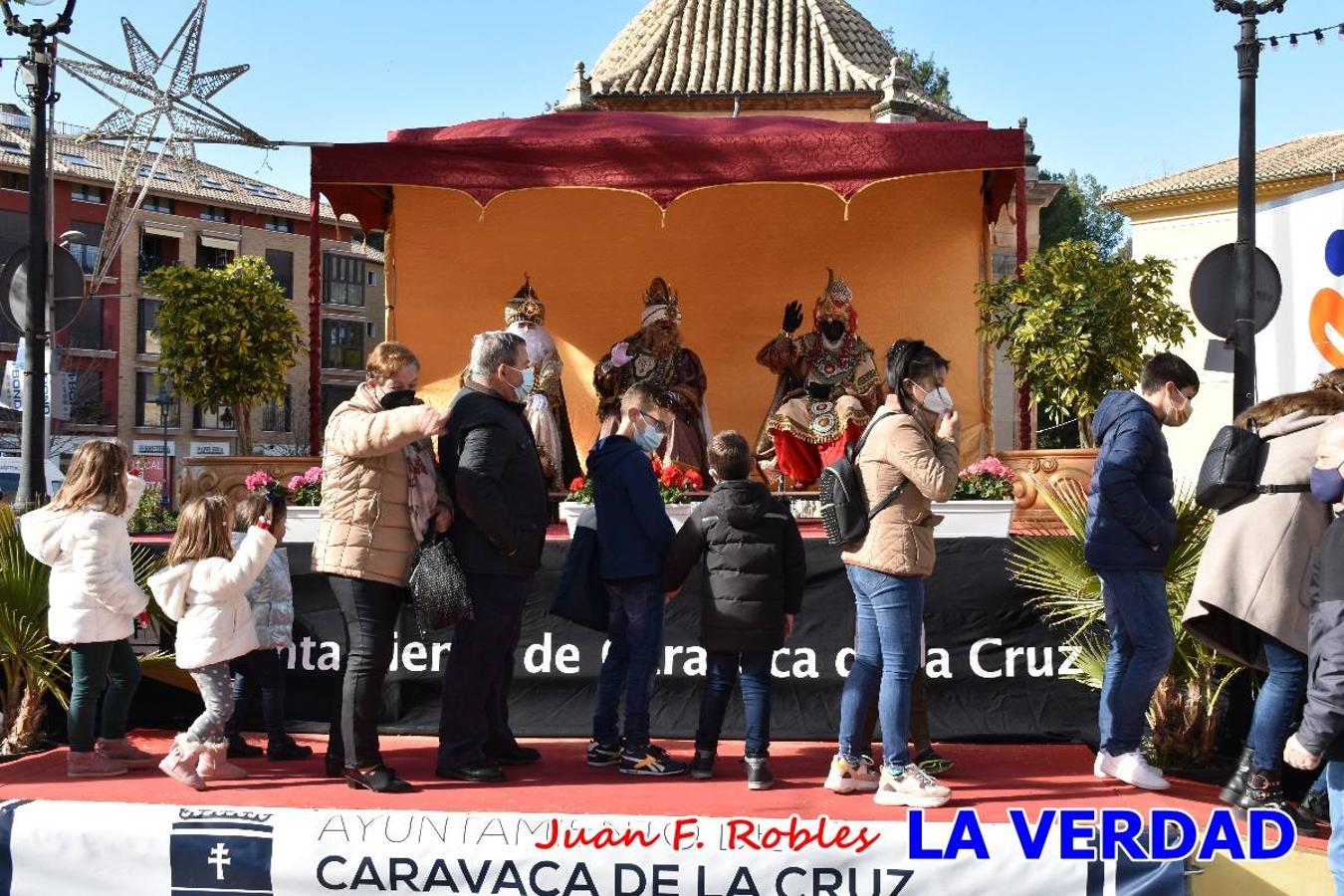 Desde las once de la mañana hasta las tres de la tarde, los Reyes Magos estuvieron en el paseo de La Corredera, de Caravaca, un espacio donde se encontraban expuestas las distintas carrozas del Cortejo Real. En este lugar y durante cuatro horas, Melchor, Gaspar y Baltasar saludaron y entregaron obsequios a quienes se acercaron a saludarlos.