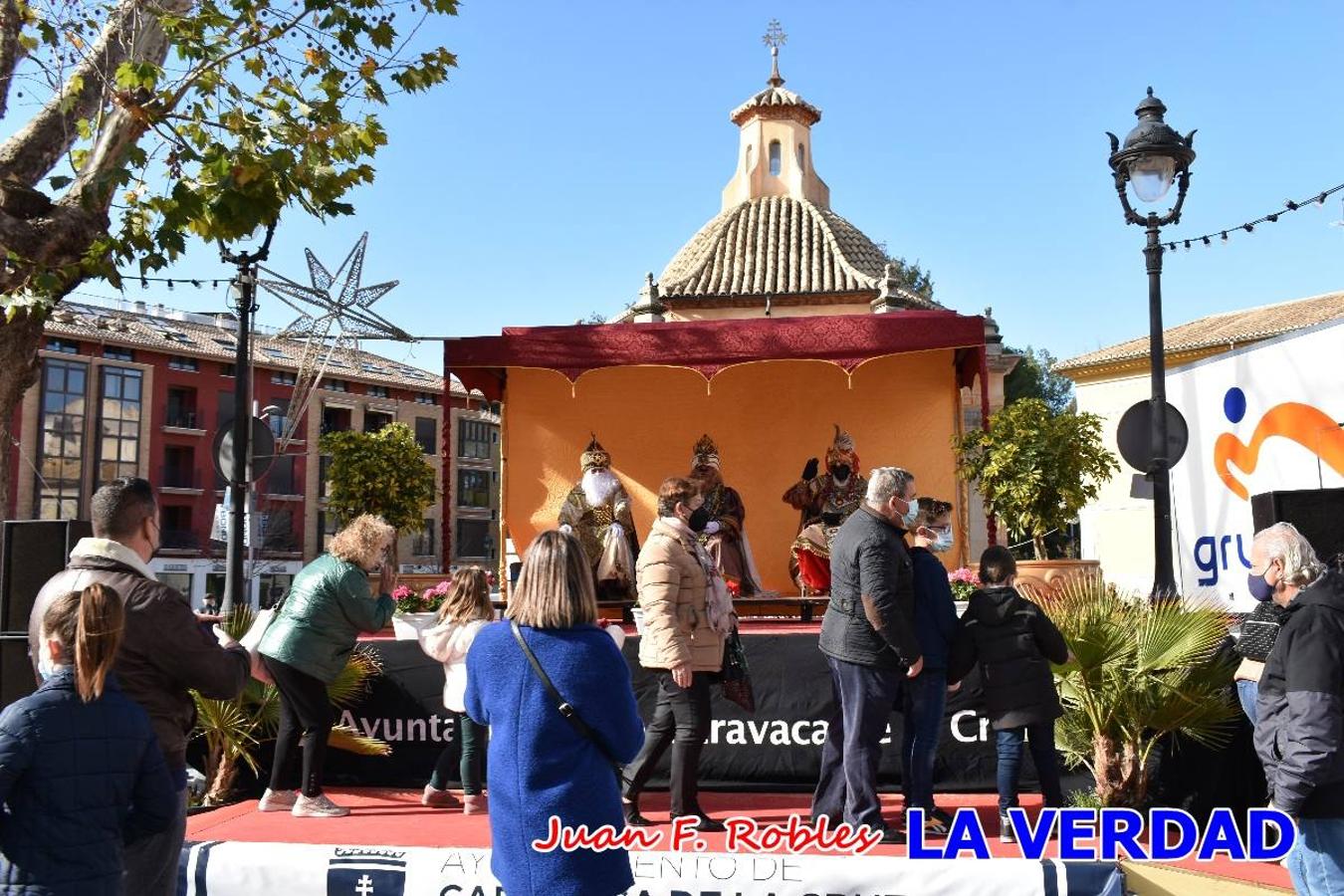 Desde las once de la mañana hasta las tres de la tarde, los Reyes Magos estuvieron en el paseo de La Corredera, de Caravaca, un espacio donde se encontraban expuestas las distintas carrozas del Cortejo Real. En este lugar y durante cuatro horas, Melchor, Gaspar y Baltasar saludaron y entregaron obsequios a quienes se acercaron a saludarlos.