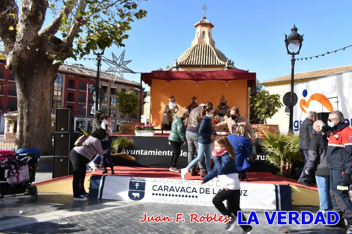 Desde las once de la mañana hasta las tres de la tarde, los Reyes Magos estuvieron en el paseo de La Corredera, de Caravaca, un espacio donde se encontraban expuestas las distintas carrozas del Cortejo Real. En este lugar y durante cuatro horas, Melchor, Gaspar y Baltasar saludaron y entregaron obsequios a quienes se acercaron a saludarlos.