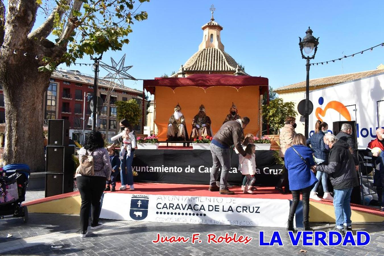 Desde las once de la mañana hasta las tres de la tarde, los Reyes Magos estuvieron en el paseo de La Corredera, de Caravaca, un espacio donde se encontraban expuestas las distintas carrozas del Cortejo Real. En este lugar y durante cuatro horas, Melchor, Gaspar y Baltasar saludaron y entregaron obsequios a quienes se acercaron a saludarlos.