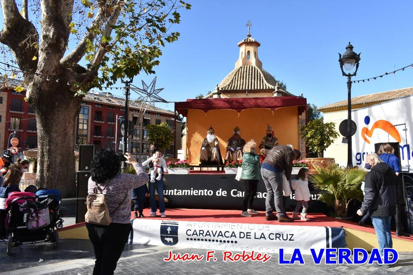 Desde las once de la mañana hasta las tres de la tarde, los Reyes Magos estuvieron en el paseo de La Corredera, de Caravaca, un espacio donde se encontraban expuestas las distintas carrozas del Cortejo Real. En este lugar y durante cuatro horas, Melchor, Gaspar y Baltasar saludaron y entregaron obsequios a quienes se acercaron a saludarlos.