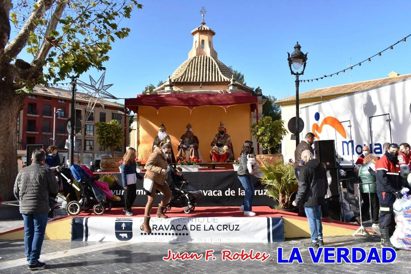 Desde las once de la mañana hasta las tres de la tarde, los Reyes Magos estuvieron en el paseo de La Corredera, de Caravaca, un espacio donde se encontraban expuestas las distintas carrozas del Cortejo Real. En este lugar y durante cuatro horas, Melchor, Gaspar y Baltasar saludaron y entregaron obsequios a quienes se acercaron a saludarlos.