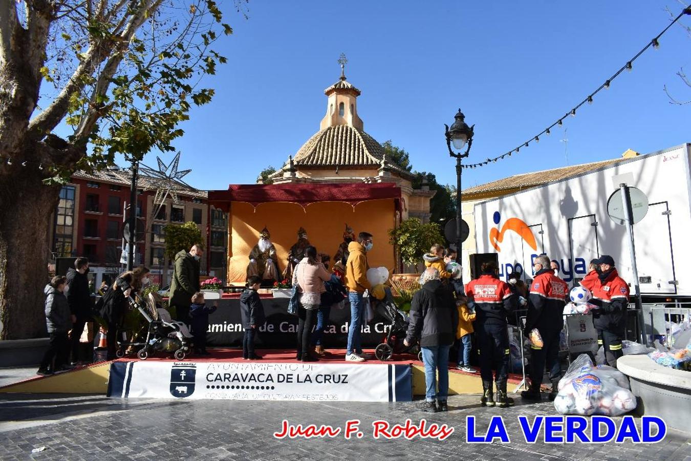 Desde las once de la mañana hasta las tres de la tarde, los Reyes Magos estuvieron en el paseo de La Corredera, de Caravaca, un espacio donde se encontraban expuestas las distintas carrozas del Cortejo Real. En este lugar y durante cuatro horas, Melchor, Gaspar y Baltasar saludaron y entregaron obsequios a quienes se acercaron a saludarlos.