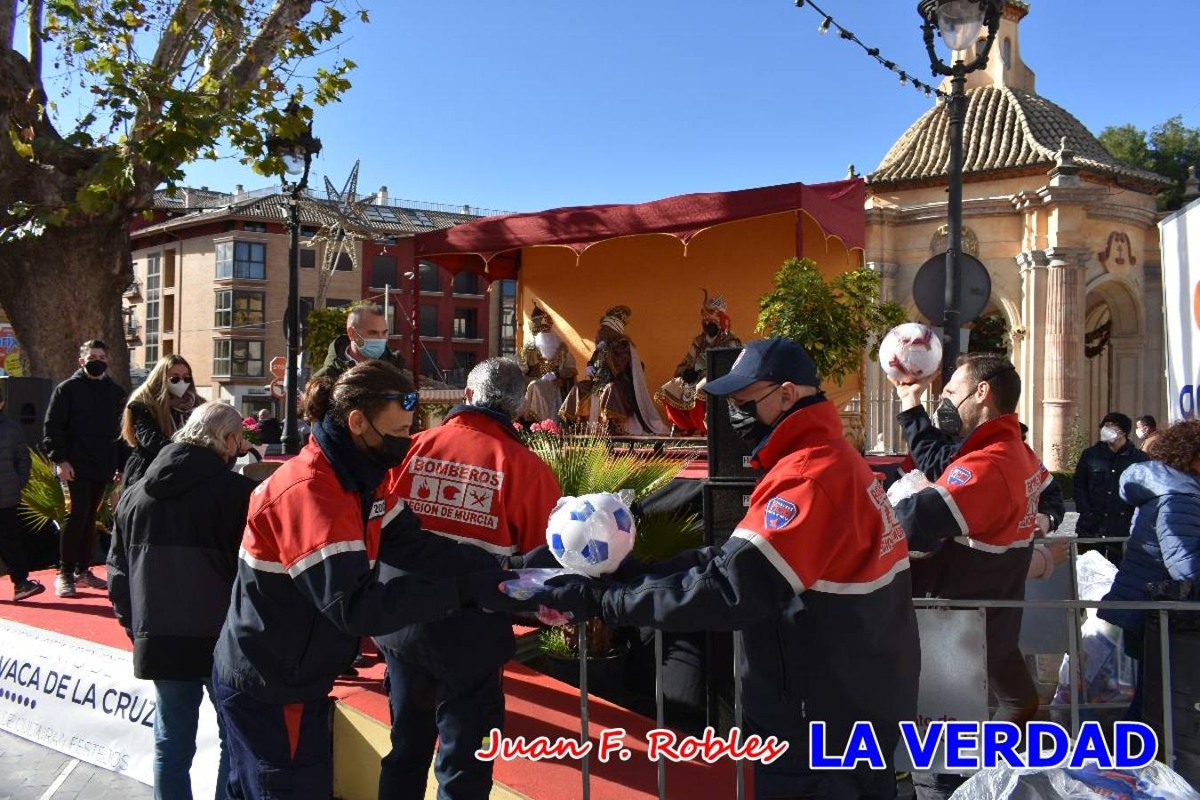 Desde las once de la mañana hasta las tres de la tarde, los Reyes Magos estuvieron en el paseo de La Corredera, de Caravaca, un espacio donde se encontraban expuestas las distintas carrozas del Cortejo Real. En este lugar y durante cuatro horas, Melchor, Gaspar y Baltasar saludaron y entregaron obsequios a quienes se acercaron a saludarlos.