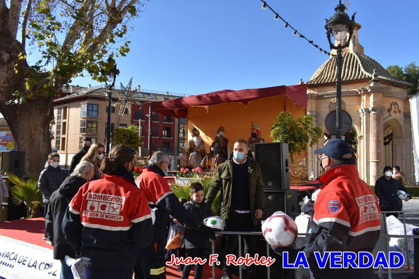Desde las once de la mañana hasta las tres de la tarde, los Reyes Magos estuvieron en el paseo de La Corredera, de Caravaca, un espacio donde se encontraban expuestas las distintas carrozas del Cortejo Real. En este lugar y durante cuatro horas, Melchor, Gaspar y Baltasar saludaron y entregaron obsequios a quienes se acercaron a saludarlos.