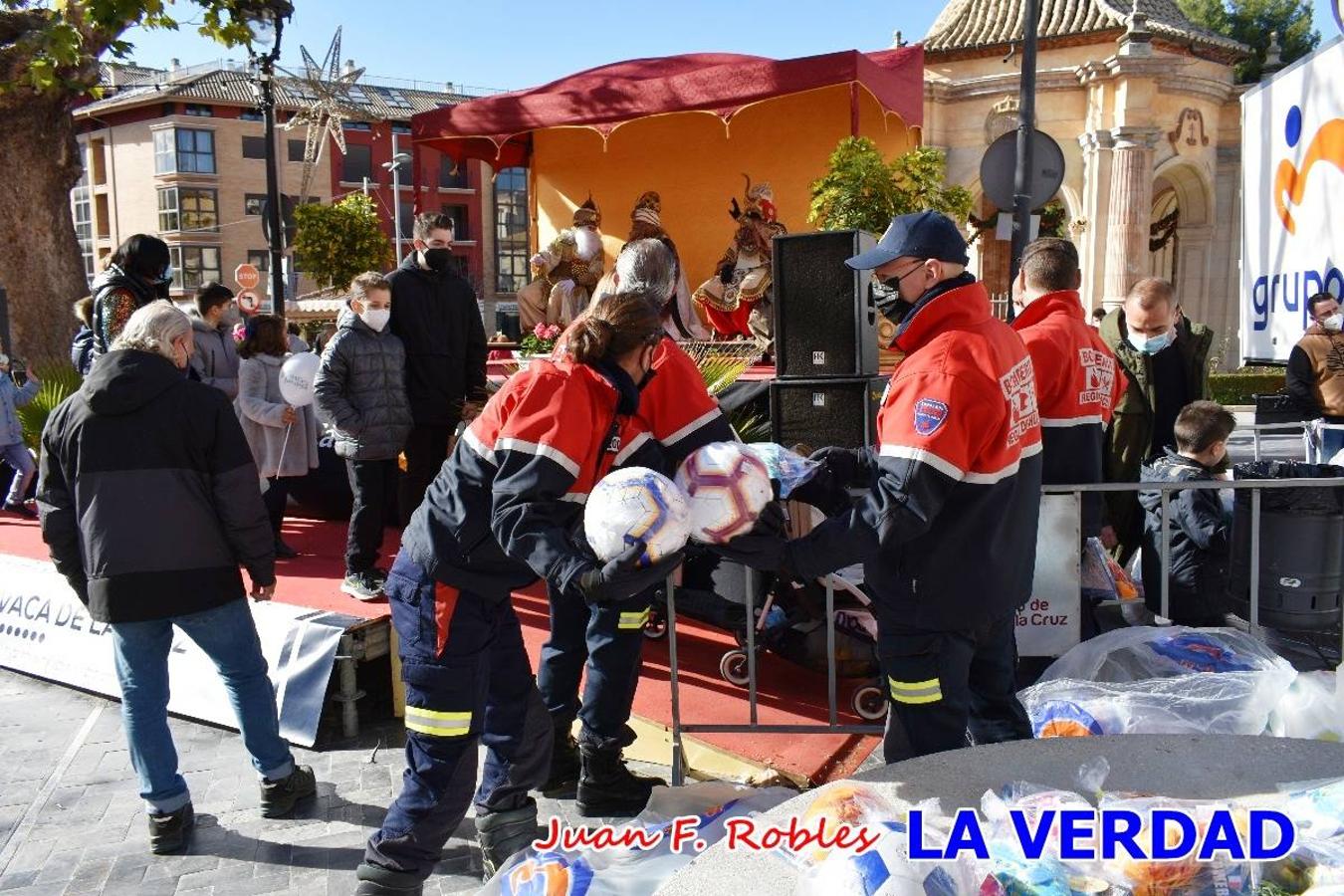 Desde las once de la mañana hasta las tres de la tarde, los Reyes Magos estuvieron en el paseo de La Corredera, de Caravaca, un espacio donde se encontraban expuestas las distintas carrozas del Cortejo Real. En este lugar y durante cuatro horas, Melchor, Gaspar y Baltasar saludaron y entregaron obsequios a quienes se acercaron a saludarlos.