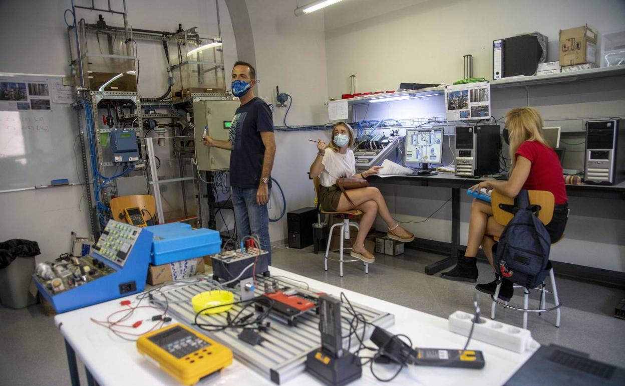 Alumnos de la UPCT realizan prácticas en una imagen de archivo. 