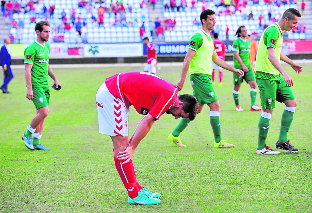 El grana Rafa de Vicente, abatido, al final del partido de 'playoff' de ascenso a Segunda que perdió el Real Murcia con el Toledo en 2016. 