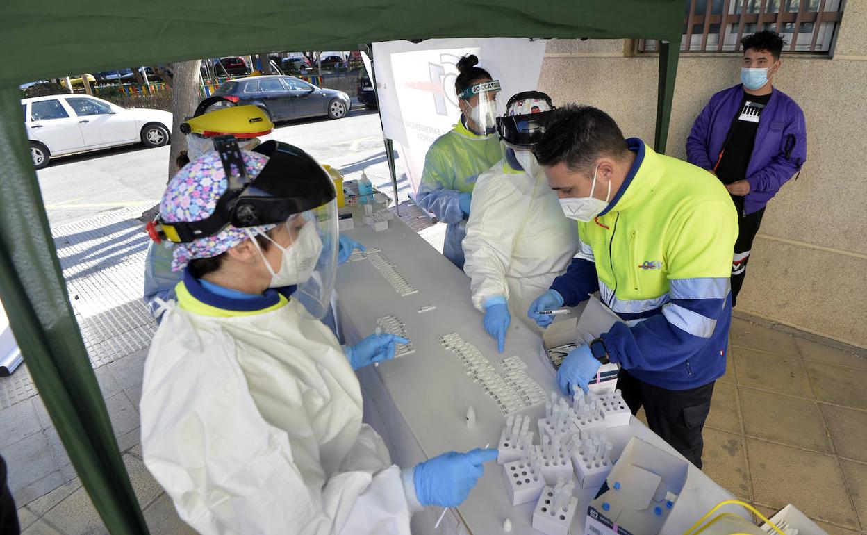 Sanitarios realizan test de antígenos en el servicio de Urgencias de Atención Primaria de San Andrés, en Murcia, este jueves. 