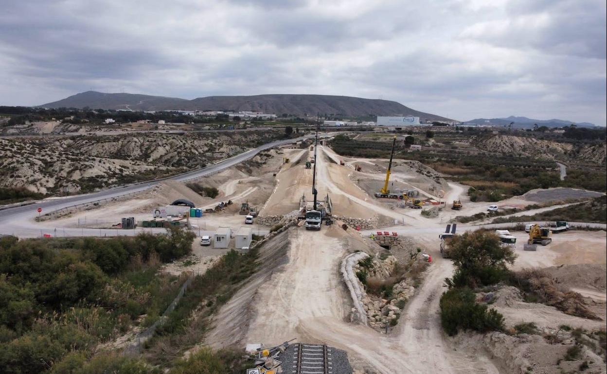 Obras de reparación del trazado en la línea Cartagena-Chinchilla, cerca de Cieza, hace dos años. 