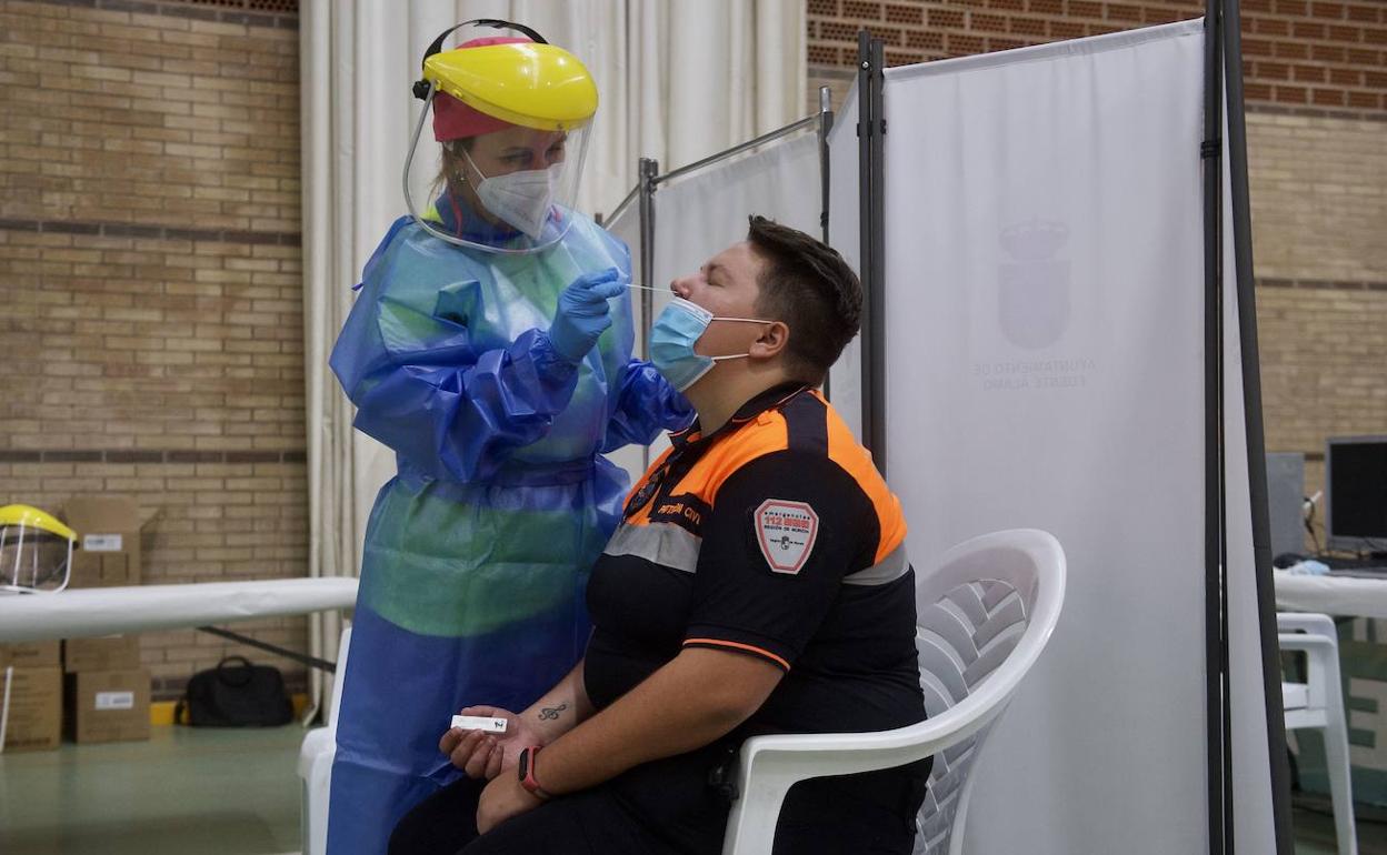 Un sanitario realiza un test Covid a un paciente en Fuente Álamo, en una fotografía de archivo.