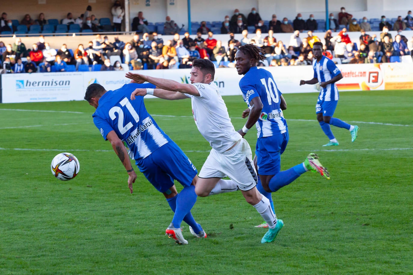Fotos: Campillo respira en un Águilas efectivo