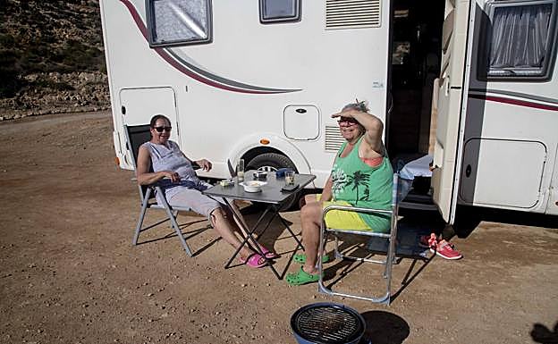 Ruth Colongo y Brigitte Bezzola, en la playa de Percheles.