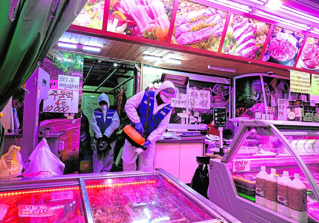 Limpieza en una carnicería de Seúl. Pese a la pandemia, Murcia suministró 4.023.967 kilos de carne de cerdo a Corea del Sur entre enero y octubre, un 145% más de volumen respecto al mismo periodo de 2020. 