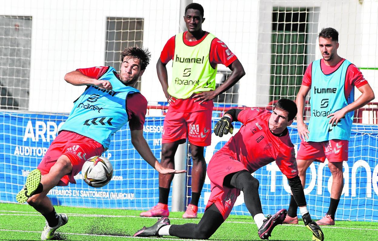 Jorge García, a la izquierda, en un entrenamiento en Santomera junto al portero Gallego, Boris y Mario Sánchez. 