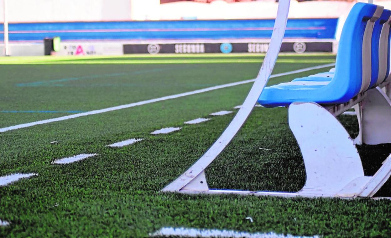 Detalle del nuevo césped del Pitín, que no será estrenado aún. 