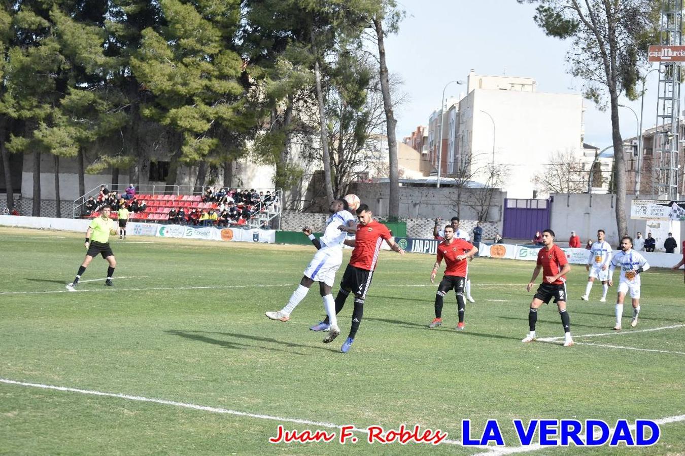 El defensa agarra a Gladison impidiendo que pueda rematar. Un empate con sabor a poco para comenzar el año en El Morao. Tras empatar el partido, el equipo caravaqueño gozó de varias oportunidades para alzarse con la victoria pero, una vez más, las decisiones arbitrales impidieron que así fuera. 