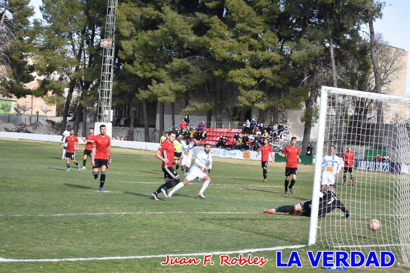 El defensa agarra a Gladison impidiendo que pueda rematar. Un empate con sabor a poco para comenzar el año en El Morao. Tras empatar el partido, el equipo caravaqueño gozó de varias oportunidades para alzarse con la victoria pero, una vez más, las decisiones arbitrales impidieron que así fuera. 