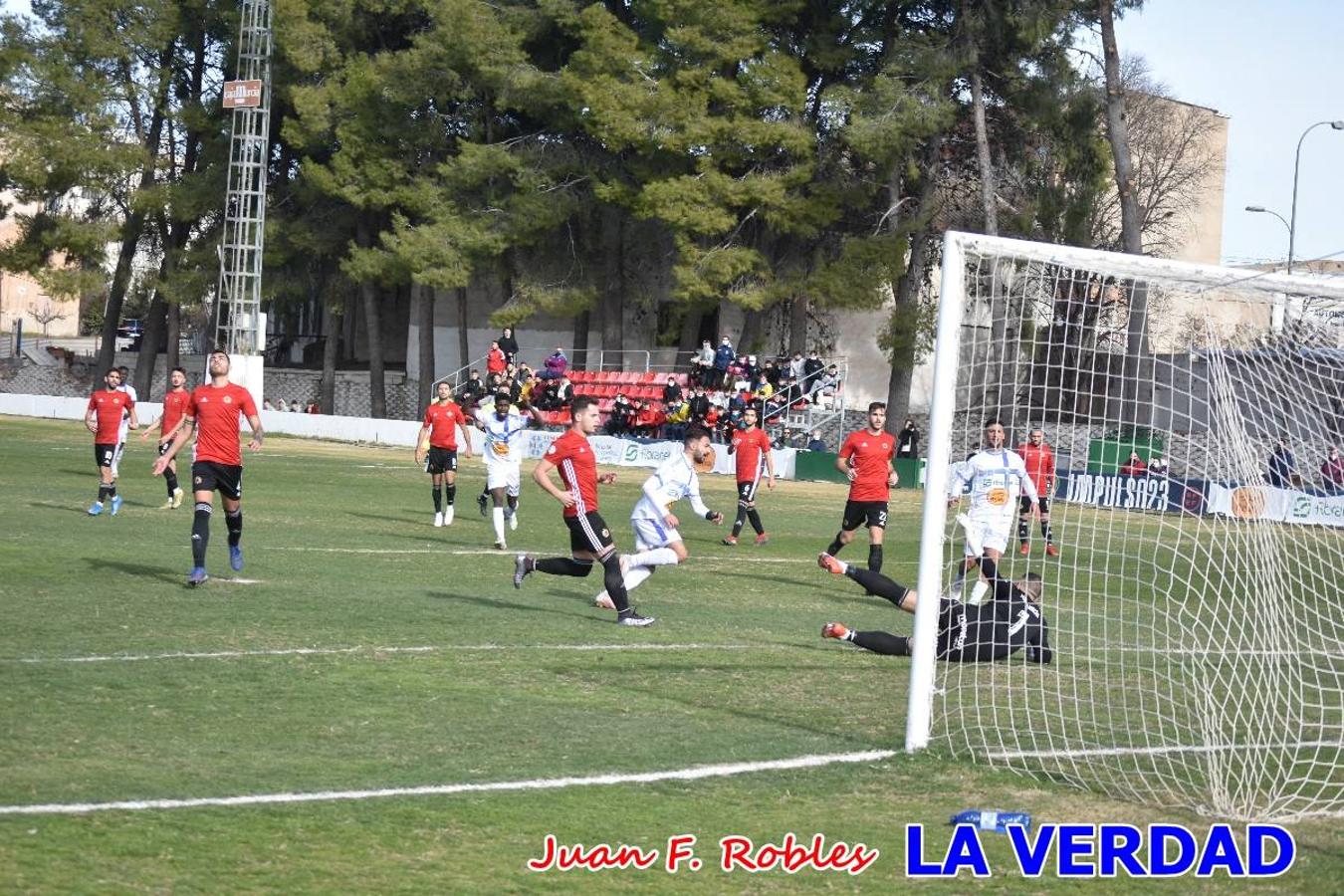 El defensa agarra a Gladison impidiendo que pueda rematar. Un empate con sabor a poco para comenzar el año en El Morao. Tras empatar el partido, el equipo caravaqueño gozó de varias oportunidades para alzarse con la victoria pero, una vez más, las decisiones arbitrales impidieron que así fuera. 