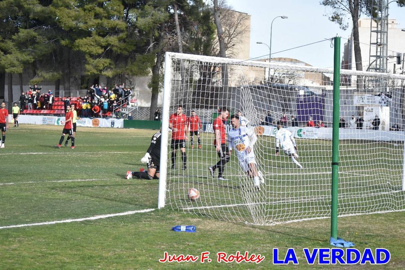 El defensa agarra a Gladison impidiendo que pueda rematar. Un empate con sabor a poco para comenzar el año en El Morao. Tras empatar el partido, el equipo caravaqueño gozó de varias oportunidades para alzarse con la victoria pero, una vez más, las decisiones arbitrales impidieron que así fuera. 