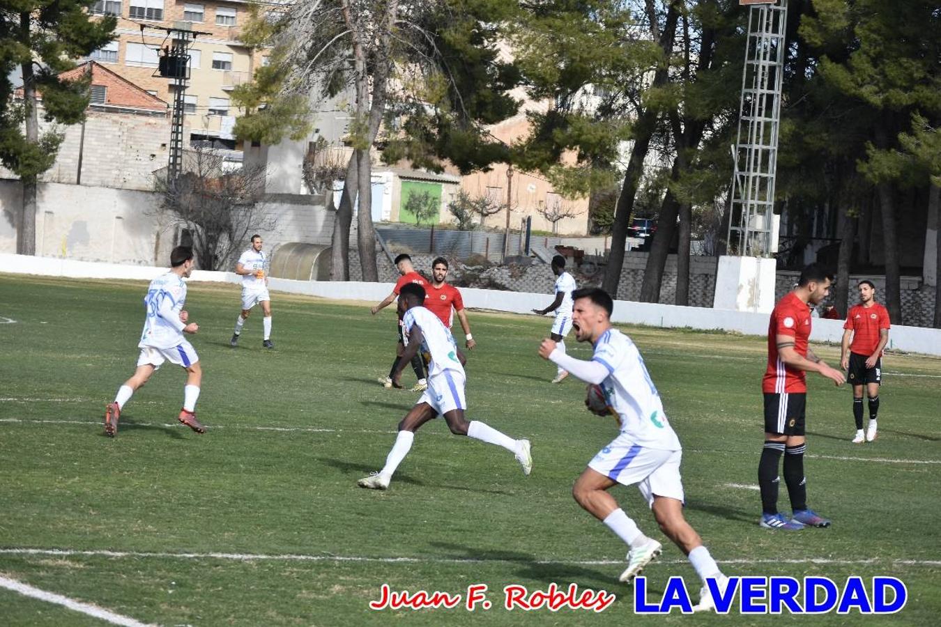 El defensa agarra a Gladison impidiendo que pueda rematar. Un empate con sabor a poco para comenzar el año en El Morao. Tras empatar el partido, el equipo caravaqueño gozó de varias oportunidades para alzarse con la victoria pero, una vez más, las decisiones arbitrales impidieron que así fuera. 