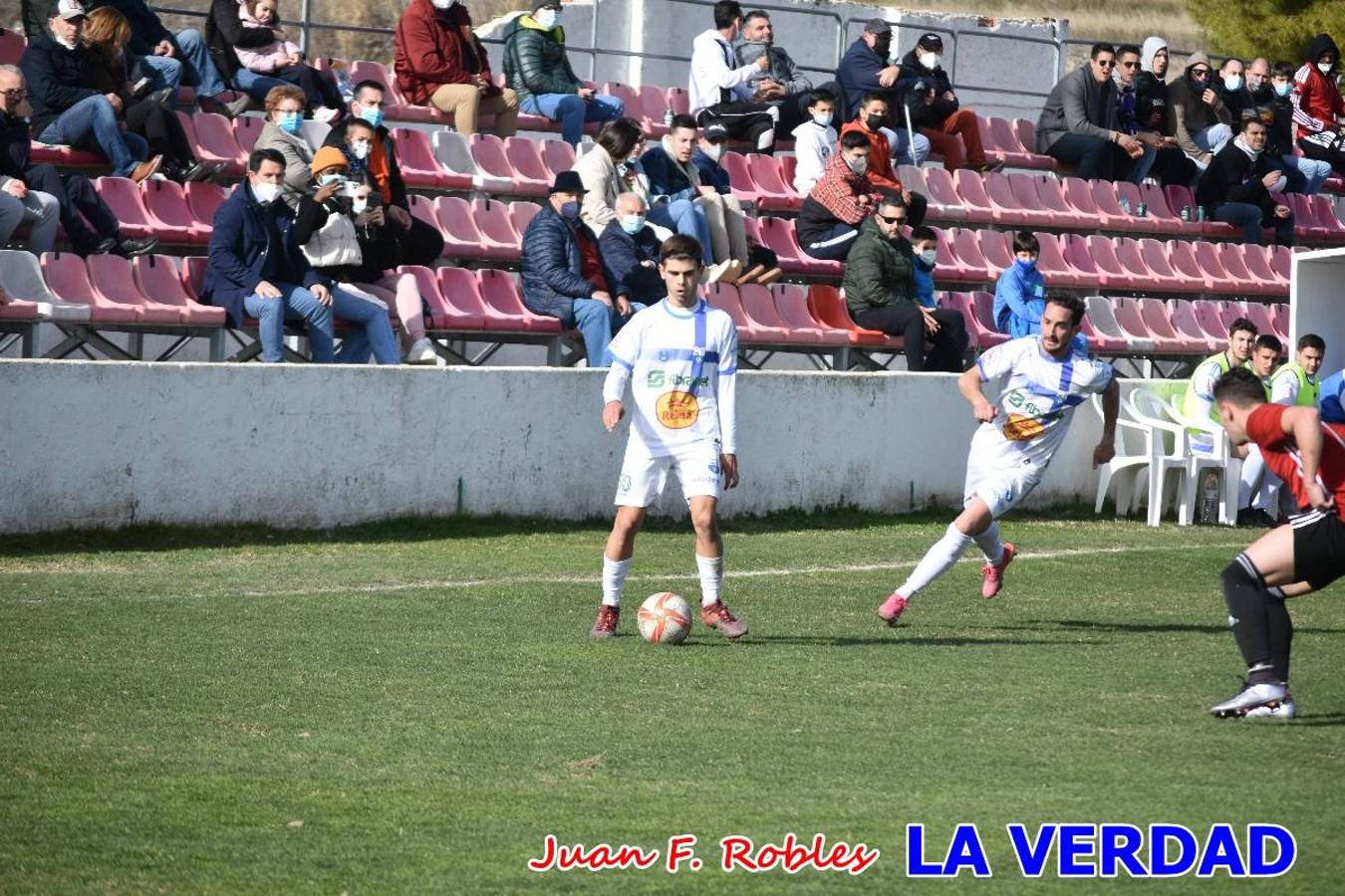 El defensa agarra a Gladison impidiendo que pueda rematar. Un empate con sabor a poco para comenzar el año en El Morao. Tras empatar el partido, el equipo caravaqueño gozó de varias oportunidades para alzarse con la victoria pero, una vez más, las decisiones arbitrales impidieron que así fuera. 