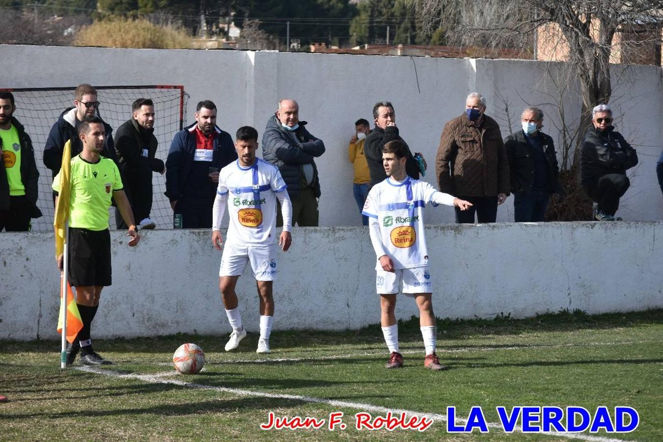 El defensa agarra a Gladison impidiendo que pueda rematar. Un empate con sabor a poco para comenzar el año en El Morao. Tras empatar el partido, el equipo caravaqueño gozó de varias oportunidades para alzarse con la victoria pero, una vez más, las decisiones arbitrales impidieron que así fuera. 