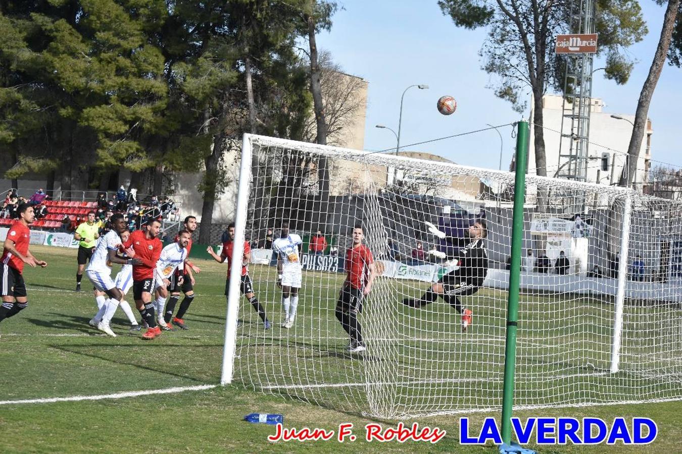 El defensa agarra a Gladison impidiendo que pueda rematar. Un empate con sabor a poco para comenzar el año en El Morao. Tras empatar el partido, el equipo caravaqueño gozó de varias oportunidades para alzarse con la victoria pero, una vez más, las decisiones arbitrales impidieron que así fuera. 