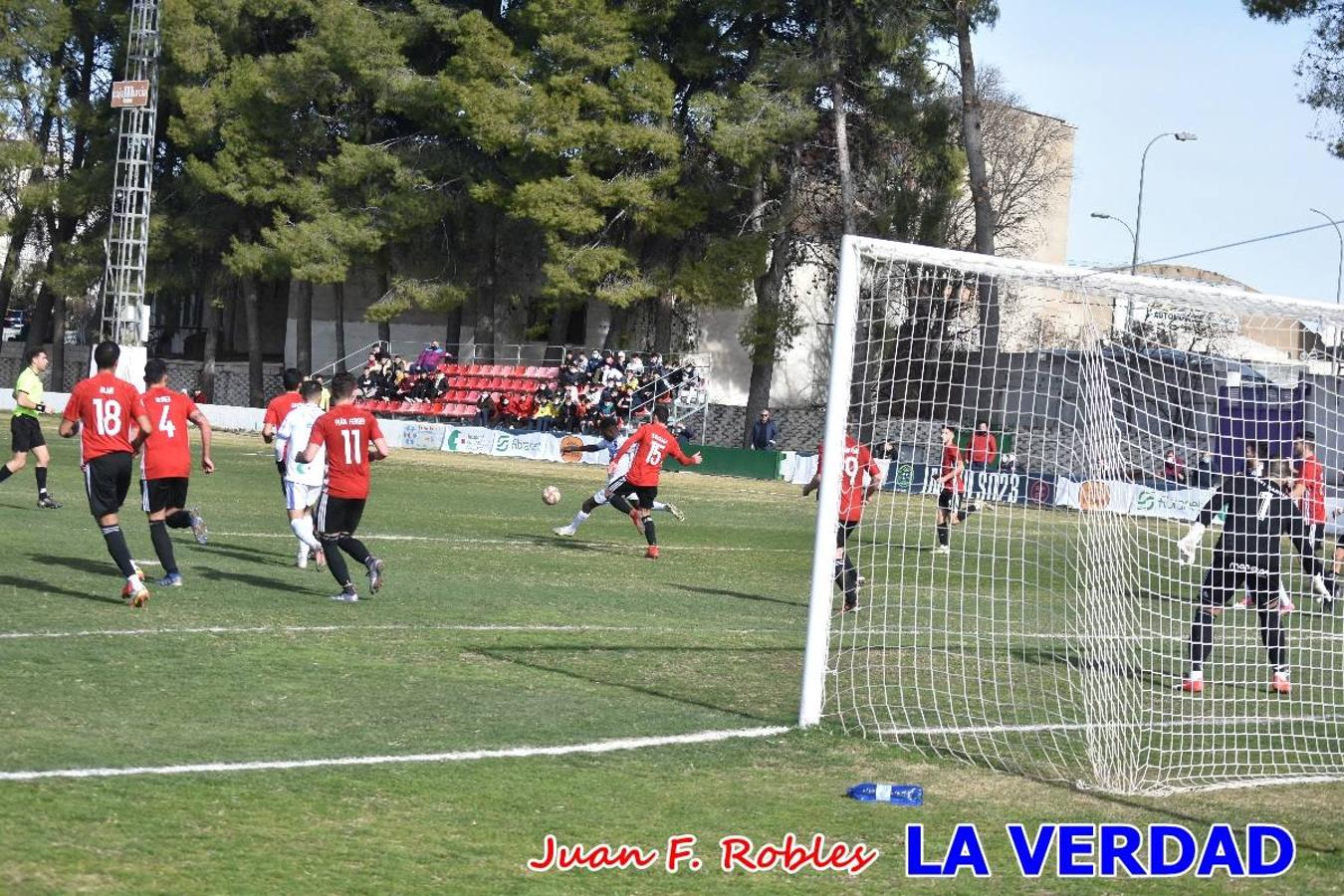 El defensa agarra a Gladison impidiendo que pueda rematar. Un empate con sabor a poco para comenzar el año en El Morao. Tras empatar el partido, el equipo caravaqueño gozó de varias oportunidades para alzarse con la victoria pero, una vez más, las decisiones arbitrales impidieron que así fuera. 