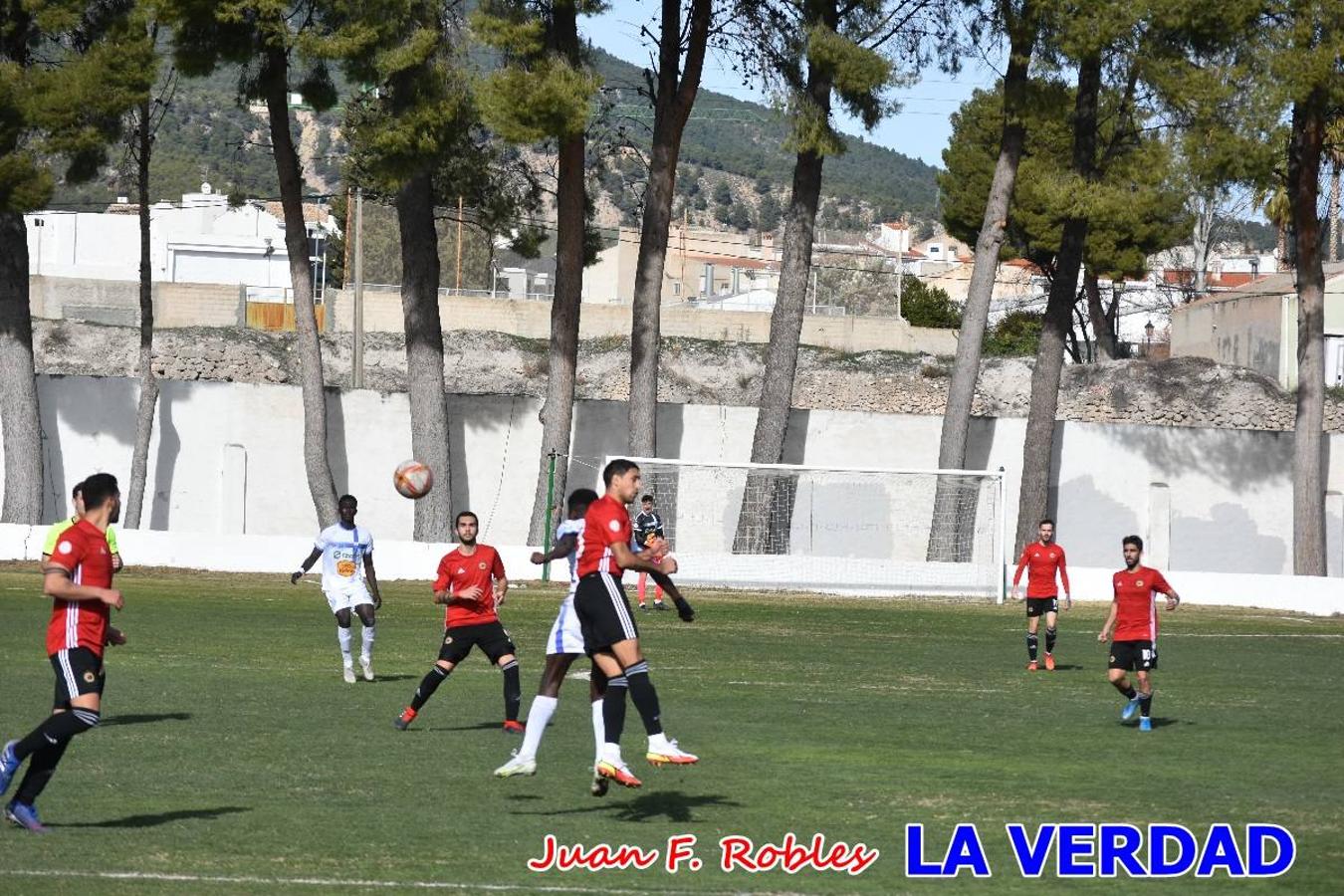 El defensa agarra a Gladison impidiendo que pueda rematar. Un empate con sabor a poco para comenzar el año en El Morao. Tras empatar el partido, el equipo caravaqueño gozó de varias oportunidades para alzarse con la victoria pero, una vez más, las decisiones arbitrales impidieron que así fuera. 