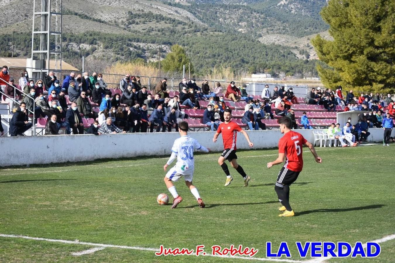 El defensa agarra a Gladison impidiendo que pueda rematar. Un empate con sabor a poco para comenzar el año en El Morao. Tras empatar el partido, el equipo caravaqueño gozó de varias oportunidades para alzarse con la victoria pero, una vez más, las decisiones arbitrales impidieron que así fuera. 