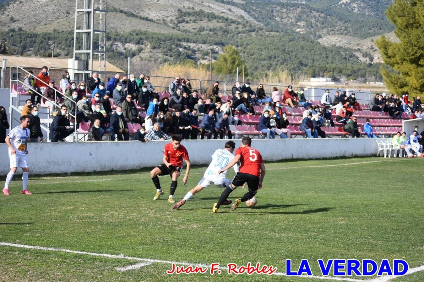 El defensa agarra a Gladison impidiendo que pueda rematar. Un empate con sabor a poco para comenzar el año en El Morao. Tras empatar el partido, el equipo caravaqueño gozó de varias oportunidades para alzarse con la victoria pero, una vez más, las decisiones arbitrales impidieron que así fuera. 