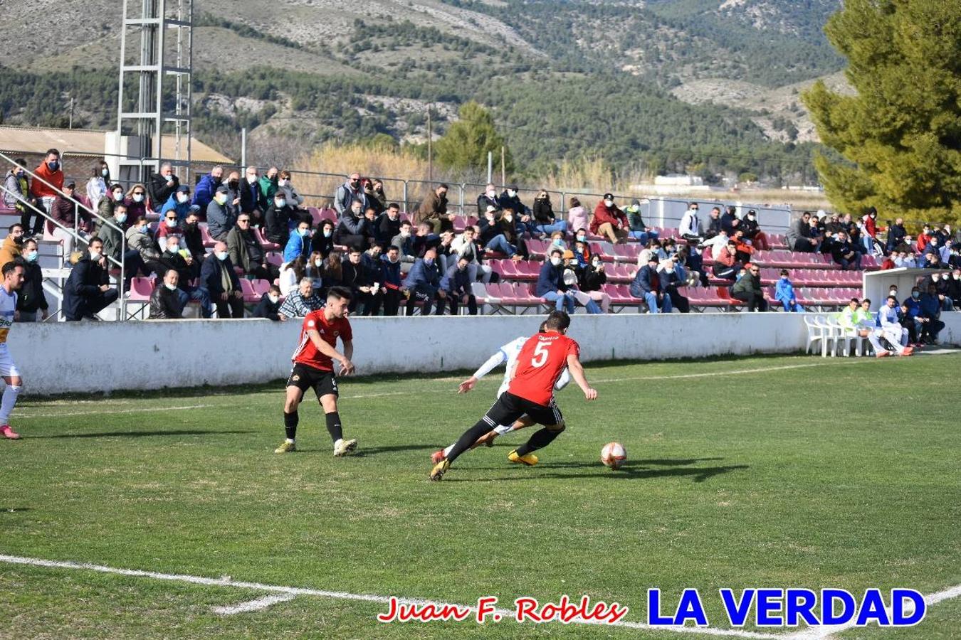 El defensa agarra a Gladison impidiendo que pueda rematar. Un empate con sabor a poco para comenzar el año en El Morao. Tras empatar el partido, el equipo caravaqueño gozó de varias oportunidades para alzarse con la victoria pero, una vez más, las decisiones arbitrales impidieron que así fuera. 