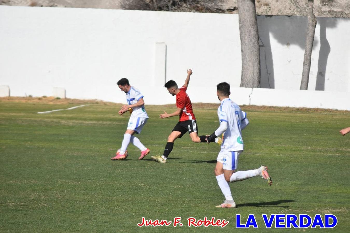 El defensa agarra a Gladison impidiendo que pueda rematar. Un empate con sabor a poco para comenzar el año en El Morao. Tras empatar el partido, el equipo caravaqueño gozó de varias oportunidades para alzarse con la victoria pero, una vez más, las decisiones arbitrales impidieron que así fuera. 