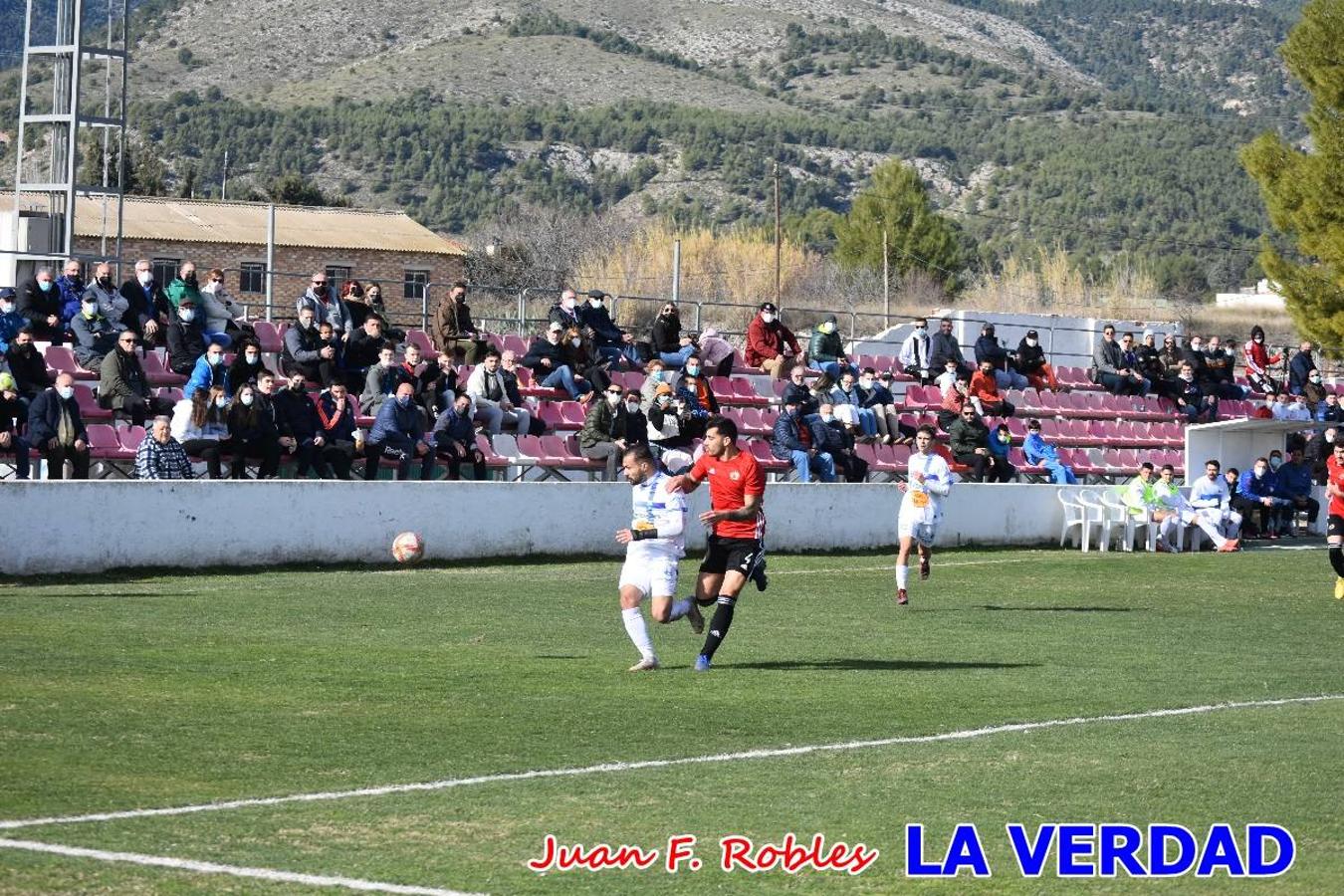 El defensa agarra a Gladison impidiendo que pueda rematar. Un empate con sabor a poco para comenzar el año en El Morao. Tras empatar el partido, el equipo caravaqueño gozó de varias oportunidades para alzarse con la victoria pero, una vez más, las decisiones arbitrales impidieron que así fuera. 