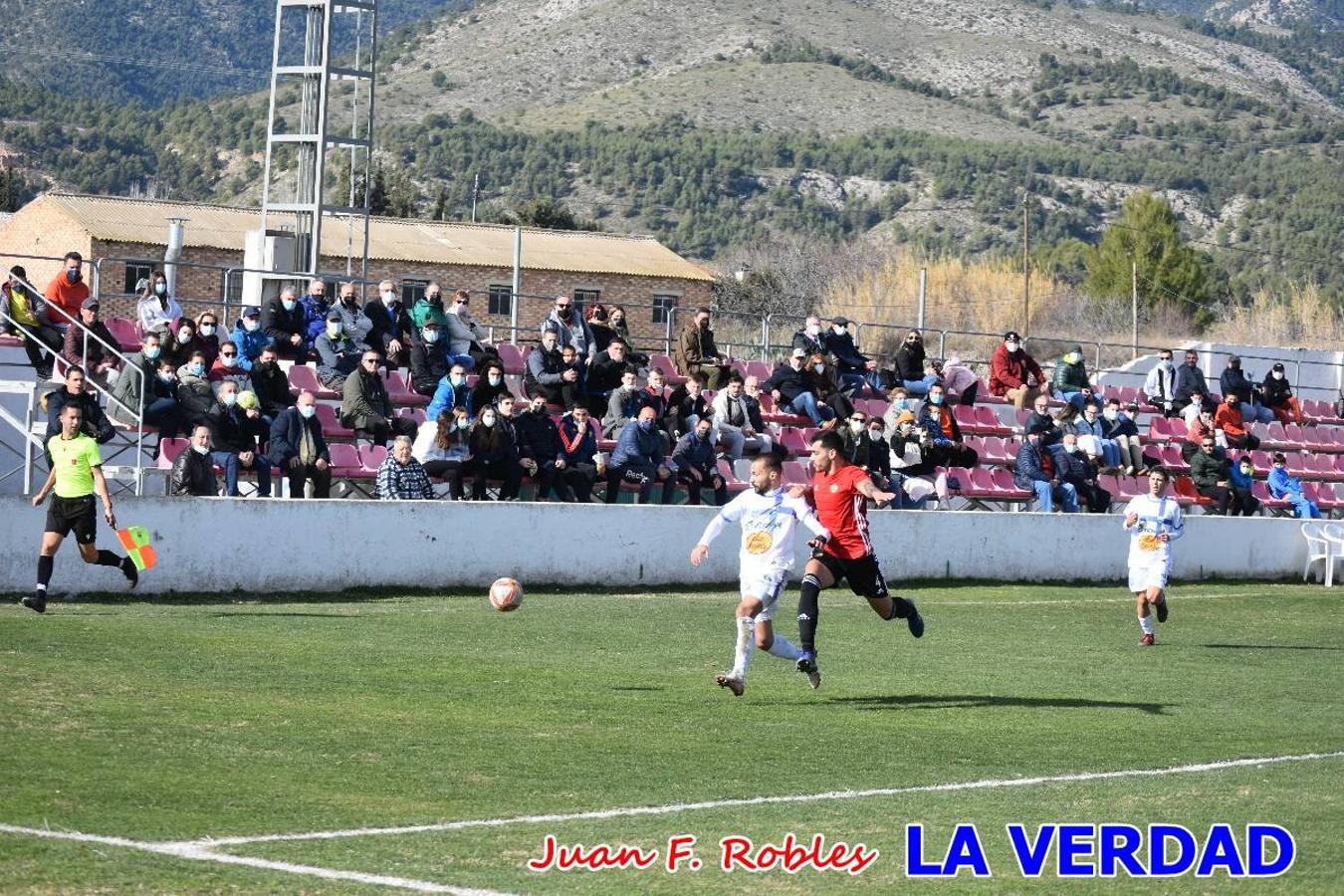 El defensa agarra a Gladison impidiendo que pueda rematar. Un empate con sabor a poco para comenzar el año en El Morao. Tras empatar el partido, el equipo caravaqueño gozó de varias oportunidades para alzarse con la victoria pero, una vez más, las decisiones arbitrales impidieron que así fuera. 