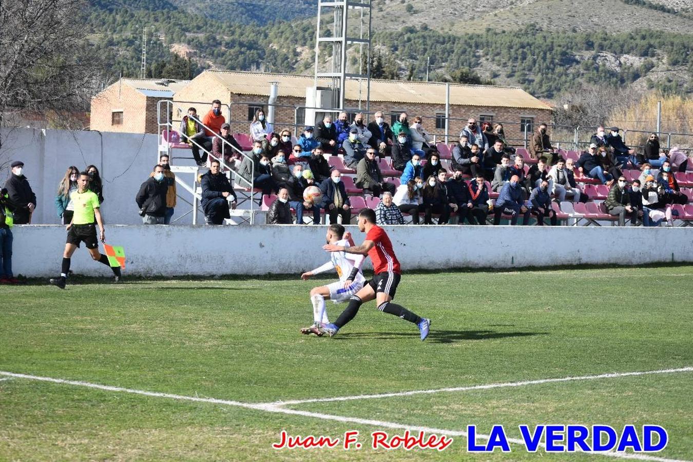 El defensa agarra a Gladison impidiendo que pueda rematar. Un empate con sabor a poco para comenzar el año en El Morao. Tras empatar el partido, el equipo caravaqueño gozó de varias oportunidades para alzarse con la victoria pero, una vez más, las decisiones arbitrales impidieron que así fuera. 