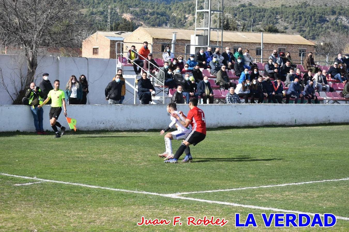 El defensa agarra a Gladison impidiendo que pueda rematar. Un empate con sabor a poco para comenzar el año en El Morao. Tras empatar el partido, el equipo caravaqueño gozó de varias oportunidades para alzarse con la victoria pero, una vez más, las decisiones arbitrales impidieron que así fuera. 