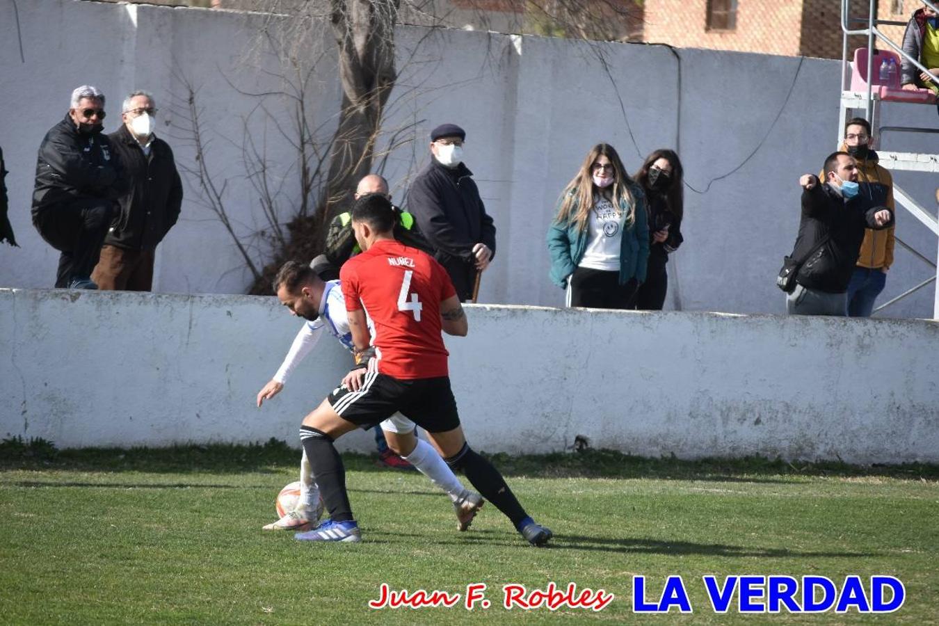 El defensa agarra a Gladison impidiendo que pueda rematar. Un empate con sabor a poco para comenzar el año en El Morao. Tras empatar el partido, el equipo caravaqueño gozó de varias oportunidades para alzarse con la victoria pero, una vez más, las decisiones arbitrales impidieron que así fuera. 