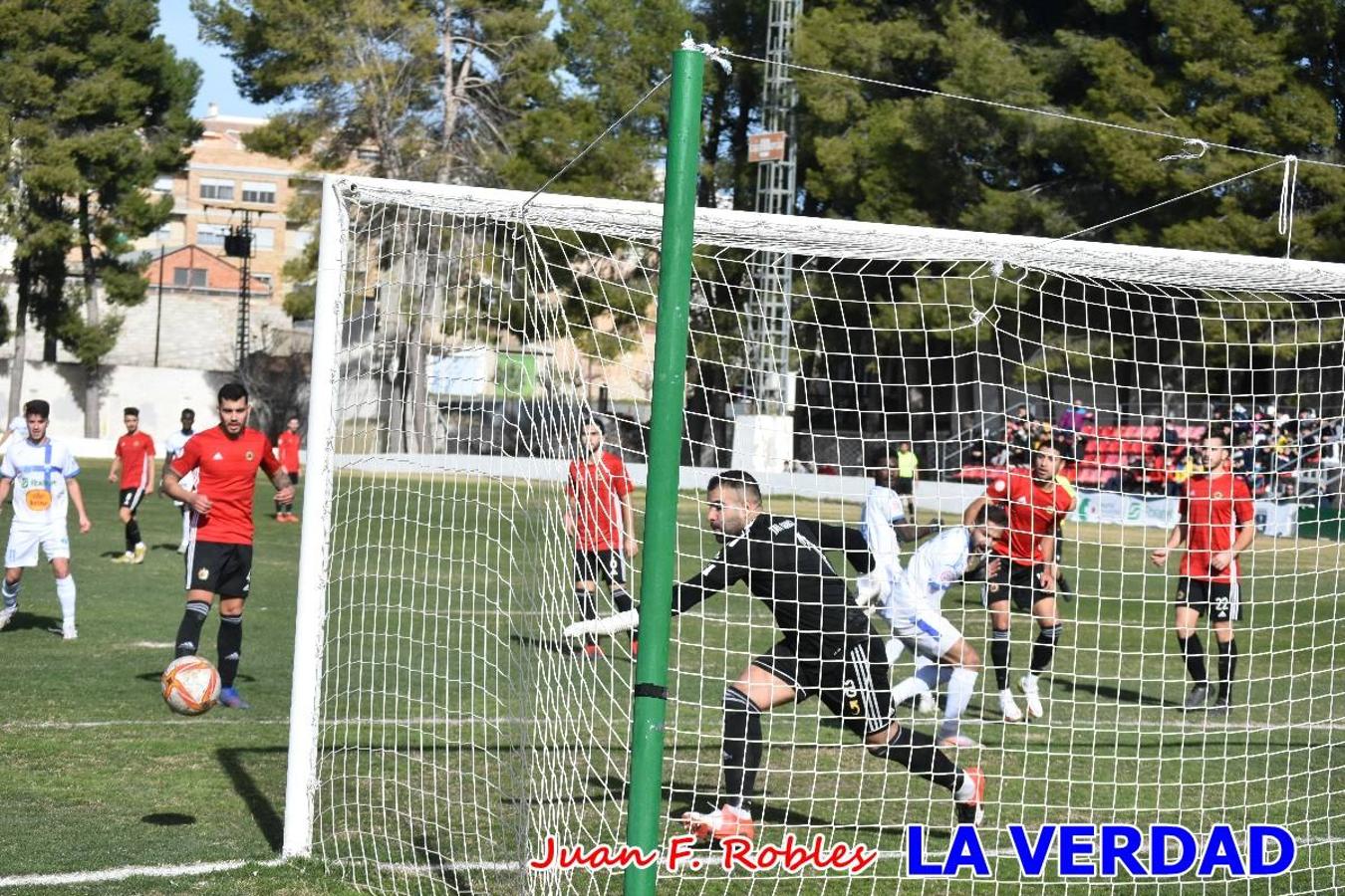 El defensa agarra a Gladison impidiendo que pueda rematar. Un empate con sabor a poco para comenzar el año en El Morao. Tras empatar el partido, el equipo caravaqueño gozó de varias oportunidades para alzarse con la victoria pero, una vez más, las decisiones arbitrales impidieron que así fuera. 