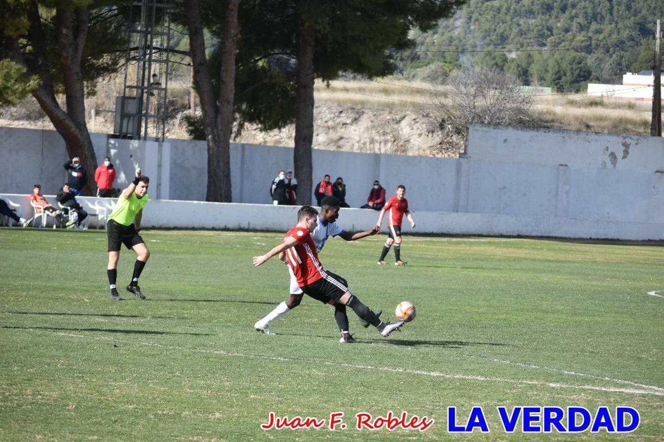 El defensa agarra a Gladison impidiendo que pueda rematar. Un empate con sabor a poco para comenzar el año en El Morao. Tras empatar el partido, el equipo caravaqueño gozó de varias oportunidades para alzarse con la victoria pero, una vez más, las decisiones arbitrales impidieron que así fuera. 