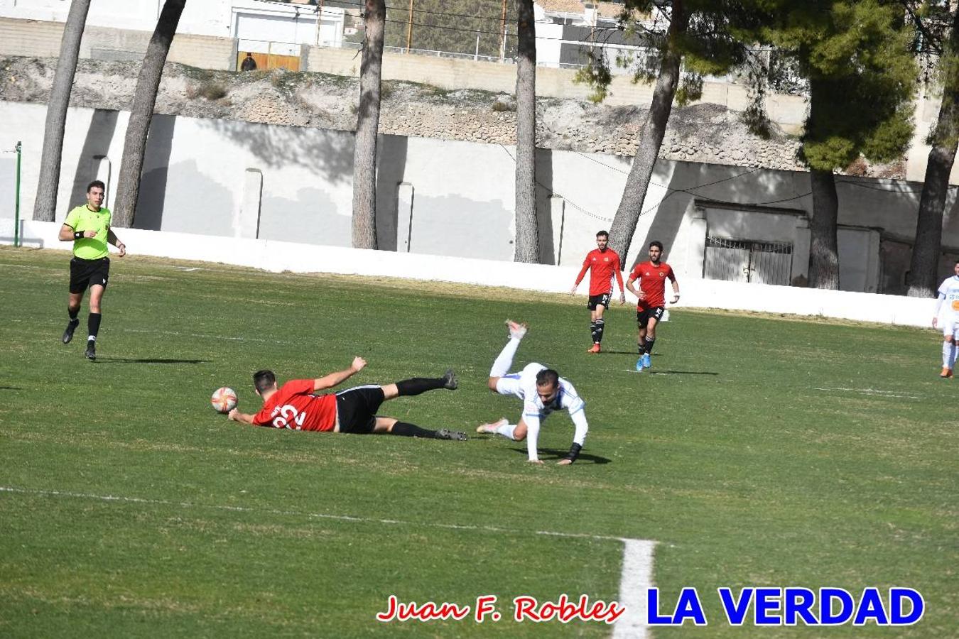 El defensa agarra a Gladison impidiendo que pueda rematar. Un empate con sabor a poco para comenzar el año en El Morao. Tras empatar el partido, el equipo caravaqueño gozó de varias oportunidades para alzarse con la victoria pero, una vez más, las decisiones arbitrales impidieron que así fuera. 