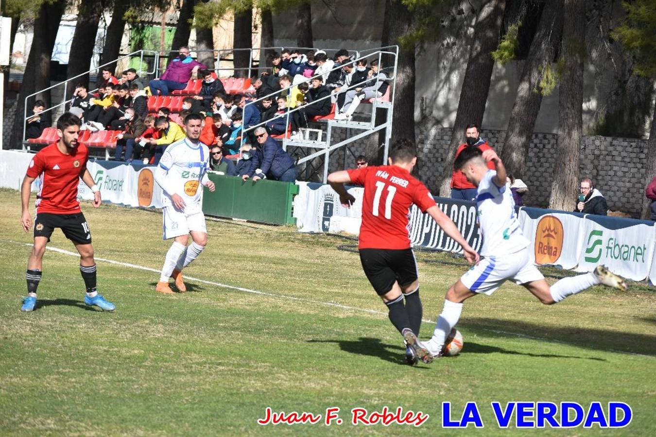 El defensa agarra a Gladison impidiendo que pueda rematar. Un empate con sabor a poco para comenzar el año en El Morao. Tras empatar el partido, el equipo caravaqueño gozó de varias oportunidades para alzarse con la victoria pero, una vez más, las decisiones arbitrales impidieron que así fuera. 