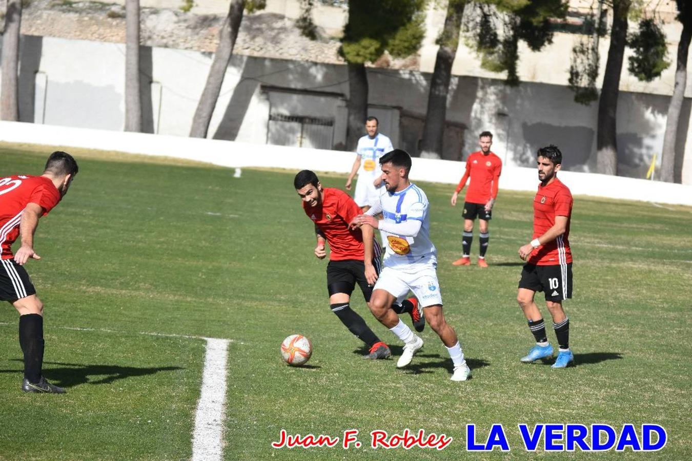 El defensa agarra a Gladison impidiendo que pueda rematar. Un empate con sabor a poco para comenzar el año en El Morao. Tras empatar el partido, el equipo caravaqueño gozó de varias oportunidades para alzarse con la victoria pero, una vez más, las decisiones arbitrales impidieron que así fuera. 