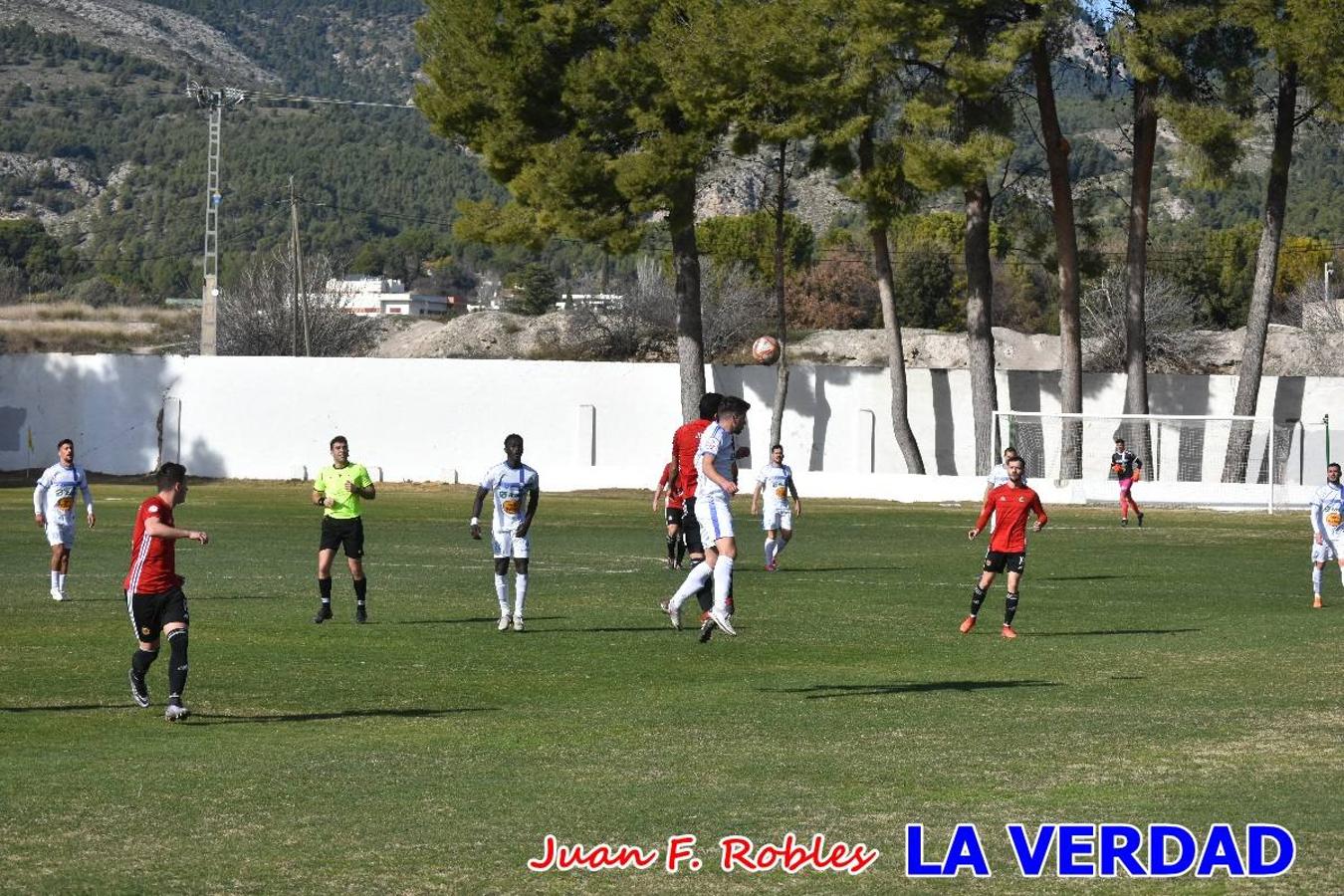 El defensa agarra a Gladison impidiendo que pueda rematar. Un empate con sabor a poco para comenzar el año en El Morao. Tras empatar el partido, el equipo caravaqueño gozó de varias oportunidades para alzarse con la victoria pero, una vez más, las decisiones arbitrales impidieron que así fuera. 