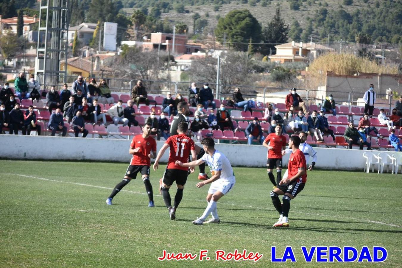 El defensa agarra a Gladison impidiendo que pueda rematar. Un empate con sabor a poco para comenzar el año en El Morao. Tras empatar el partido, el equipo caravaqueño gozó de varias oportunidades para alzarse con la victoria pero, una vez más, las decisiones arbitrales impidieron que así fuera. 