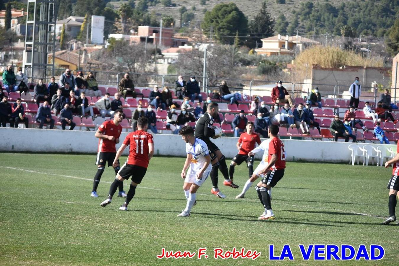 El defensa agarra a Gladison impidiendo que pueda rematar. Un empate con sabor a poco para comenzar el año en El Morao. Tras empatar el partido, el equipo caravaqueño gozó de varias oportunidades para alzarse con la victoria pero, una vez más, las decisiones arbitrales impidieron que así fuera. 