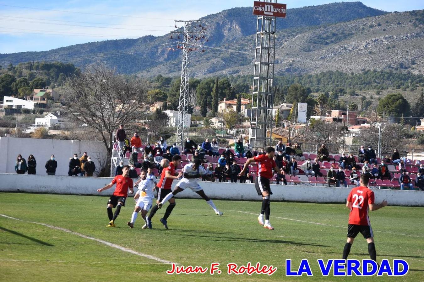 El defensa agarra a Gladison impidiendo que pueda rematar. Un empate con sabor a poco para comenzar el año en El Morao. Tras empatar el partido, el equipo caravaqueño gozó de varias oportunidades para alzarse con la victoria pero, una vez más, las decisiones arbitrales impidieron que así fuera. 